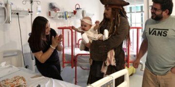 Johnny Depp visita hospital infantil en Madrid como Jack Sparrow