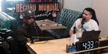 Juancito alcanza 40 horas al aire en intento por récord del podcast más largo
