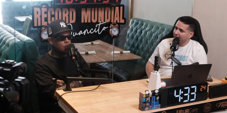 Juancito alcanza 40 horas al aire en intento por récord del podcast más largo