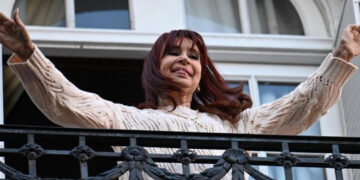 Justicia argentina impone prisión domiciliaria a Cristina Fernández