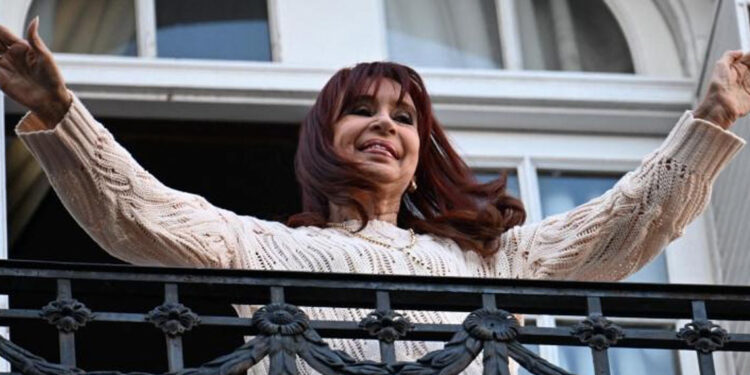Justicia argentina impone prisión domiciliaria a Cristina Fernández