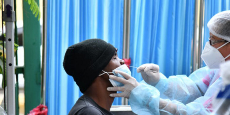 Más de 100 muertes en Tailandia por covid-19 en medio de repunte regional