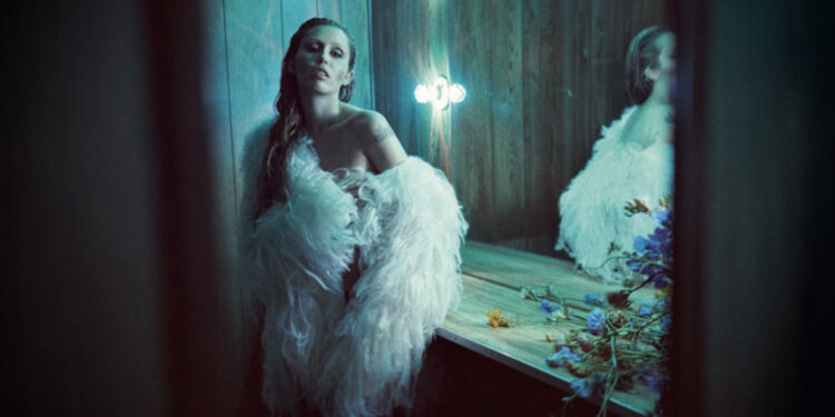 Miley Cyrus lanza álbum experimental con moda, cine y emociones