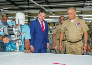 Ministro de Defensa supervisa ampliación de planta textil militar en Bonao
