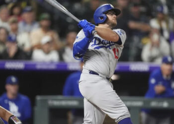 Muncy da grand slam y Dodgers vencen 8-1 a Rockies