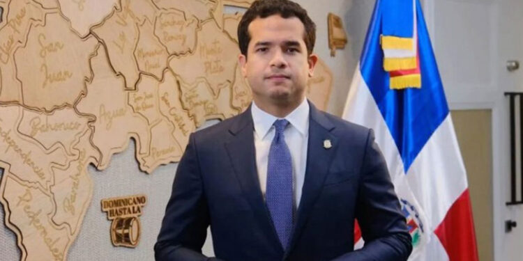 Omar Fernández defiende derecho de RD a deportar indocumentados