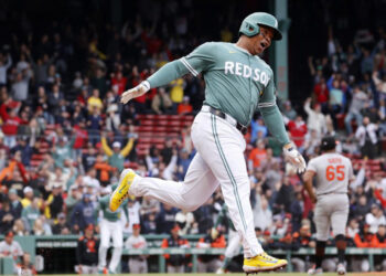Rafael Devers es traspasado a los Gigantes de San Francisco
