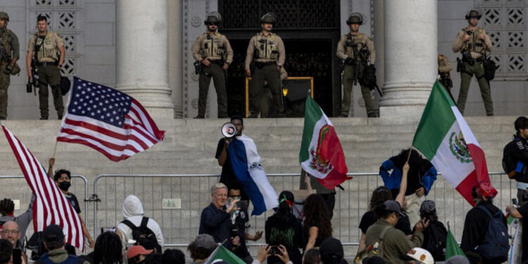 Trump ordena redadas migratorias masivas en ciudades demócratas