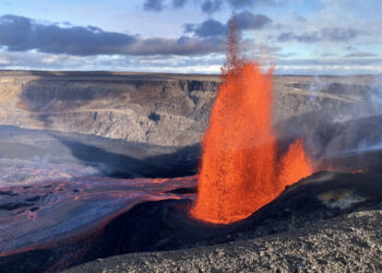 Volcán Kilauea entra en erupción con lava de 300 metros en Hawái