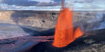 Volcán Kilauea entra en erupción con lava de 300 metros en Hawái