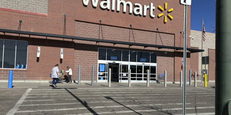 Apuñalamiento masivo en Walmart de Michigan deja 11 heridos