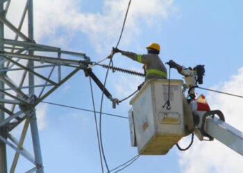 Desmantelan conexión eléctrica ilegal de empresa en Santo Domingo Este