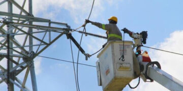 Desmantelan conexión eléctrica ilegal de empresa en Santo Domingo Este