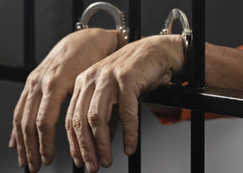 Detienen a sacerdote en Italia por abusar de menor