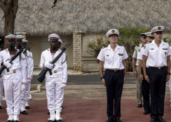 Francia entrega sus últimas bases militares a Senegal