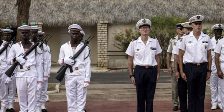 Francia entrega sus últimas bases militares a Senegal