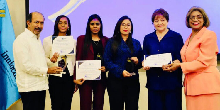 Inafocam premia a 41 estudiantes de educación por excelencia académica