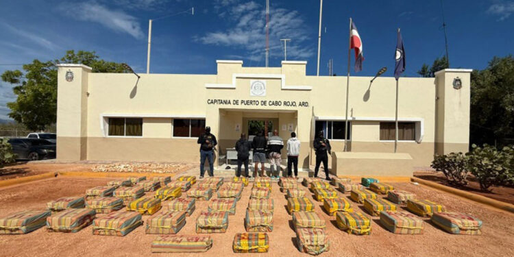 Incautan más de 1.5 toneladas de cocaína en lancha en Pedernales