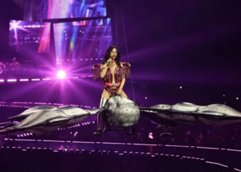 Katy Perry sufre incidente con mariposa mecánica en show