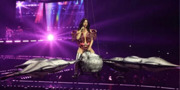 Katy Perry sufre incidente con mariposa mecánica en show