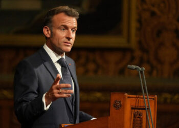 Macron insta al Reino Unido a acercarse a Europa en histórica visita