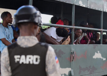 Migración detiene mujeres y niños haitianos en allanamientos en Barahona