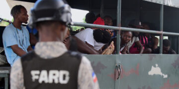 Migración detiene mujeres y niños haitianos en allanamientos en Barahona