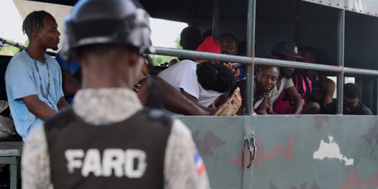 Migración detiene mujeres y niños haitianos en allanamientos en Barahona