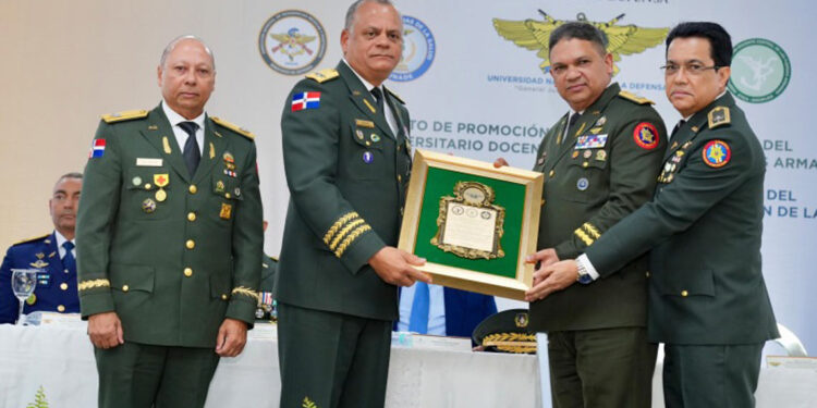 Ministerio de Defensa gradúa 192 nuevos médicos especialistas en hospitales militares