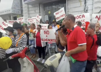 Protestan en Moca contra apagones y alzas eléctricas frente a oficina de Edenorte