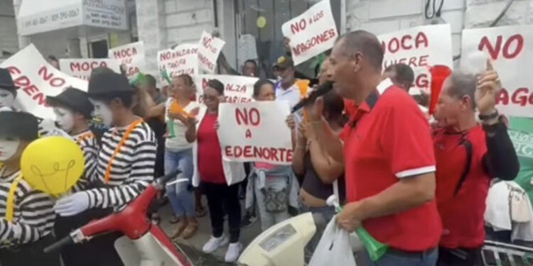 Protestan en Moca contra apagones y alzas eléctricas frente a oficina de Edenorte