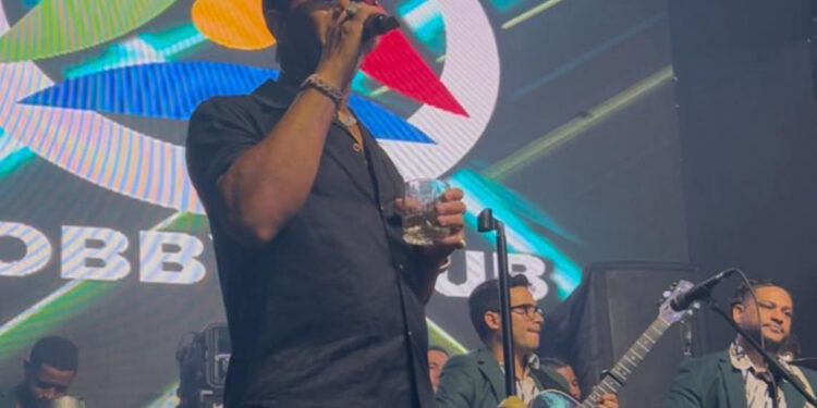 Raulín Rodríguez canta por 4 horas y media en San Francisco: “Lo que yo canto se entiende”