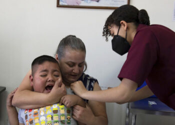 Rebrote de sarampión reabre debate sobre vacunas en Canadá