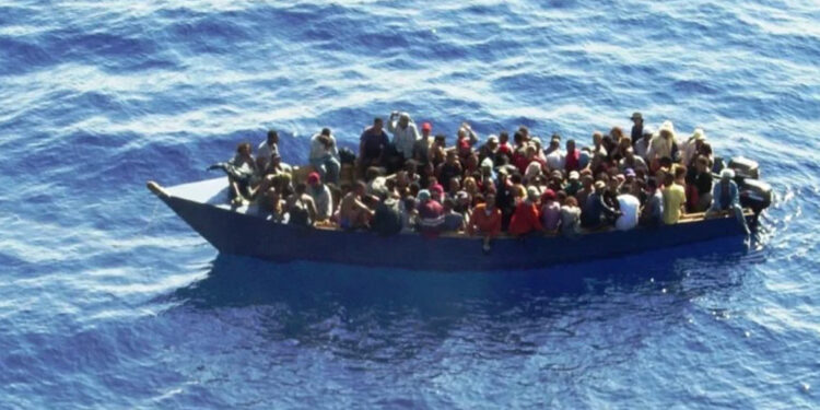 Rescatan 17 migrantes que iban en yola hacia Puerto Rico