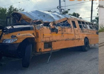 Seis muertos tras vuelco de autobús por aparente fallo de frenos en Moca