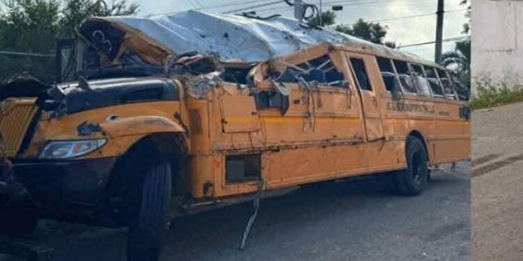 Seis muertos tras vuelco de autobús por aparente fallo de frenos en Moca