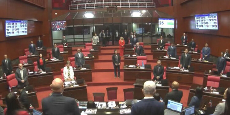 Senado rinde minuto de silencio por fallecimiento de Fello Suberví