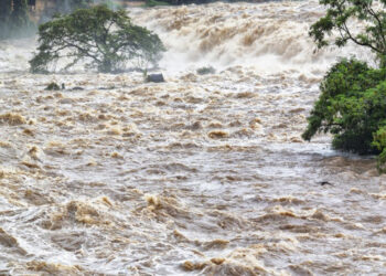 Suben a 108 los muertos por inundaciones en Texas; más lluvias complican rescates