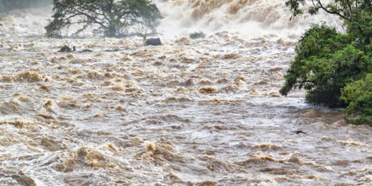 Suben a 108 los muertos por inundaciones en Texas; más lluvias complican rescates