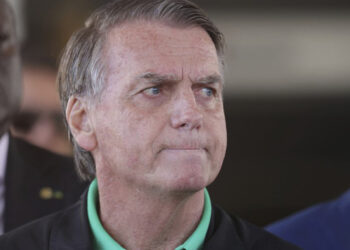 Supremo de Brasil impone grillete electrónico y veto en redes a Bolsonaro