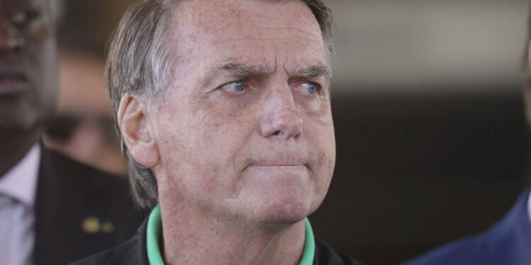 Supremo de Brasil impone grillete electrónico y veto en redes a Bolsonaro