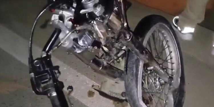 Tres jóvenes mueren y dos resultan heridos en choque entre motocicletas y vehículo en Santiago
