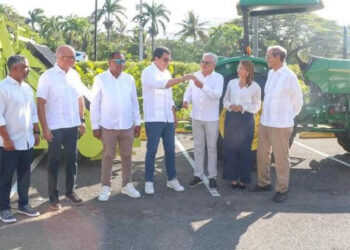 Turismo entrega equipos para limpieza de Playa Dorada