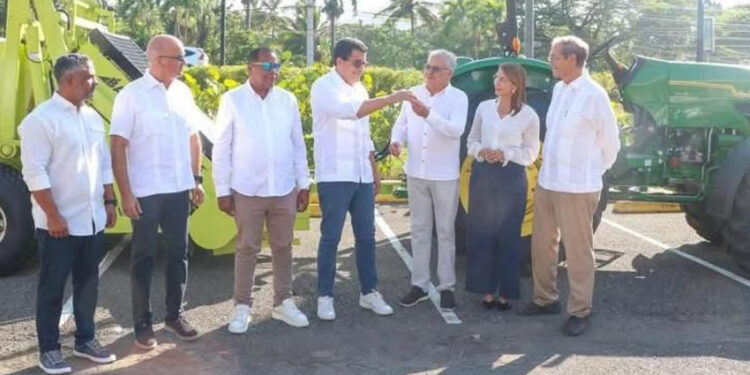 Turismo entrega equipos para limpieza de Playa Dorada