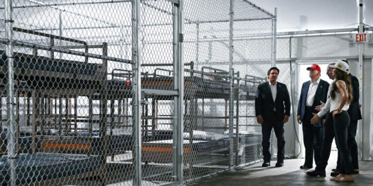 Petro exige cierre del centro migratorio "Alcatraz Caimán" en Florida