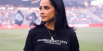 Becky G denuncia política migratoria de Trump: “El miedo de mi comunidad es real”