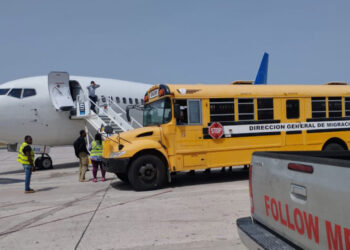 Llegan al país 102 dominicanos deportados desde EE.UU.