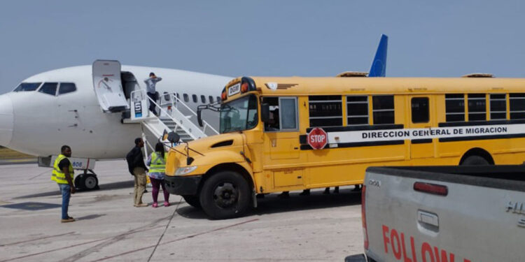 Llegan al país 102 dominicanos deportados desde EE.UU.