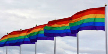 16 estados demandan a Trump por vetar atención médica a personas trans