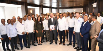 Abinader anuncia RD$4,000 millones para aceras y contenes